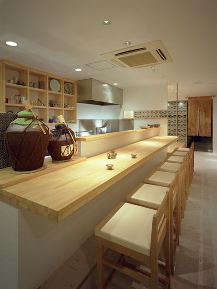 兵庫県西宮市東鳴尾町にある沖縄家庭料理いかぱんたこぱんは、イレブンナインがデザインしました。大阪・兵庫・神戸・京都・滋賀・和歌山、関西中心に、内外装建築の店舗デザイン・店舗設計・住宅建築・リフォーム・リノベーションなどのデザインをしています。