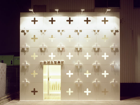 大阪府吹田市にある十全鍼灸整骨院は、イレブンナインがデザインしました。2006JCDアワード入選、2006デザイナーズコンパクトショップBEST100に選出。商店建築2006年12月号掲載。